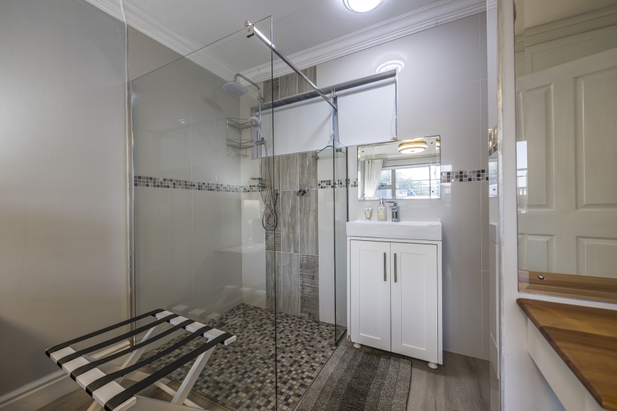 5 Bedroom Property for Sale in Glentana Western Cape